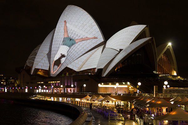 去悉尼参加 vivid sydney festival(幻彩悉尼灯光音乐祭)吧.