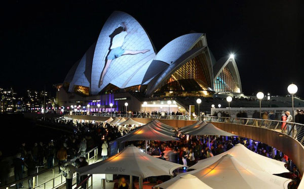 去悉尼参加 vivid sydney festival(幻彩悉尼灯光音乐祭)吧.