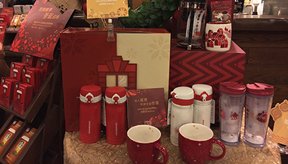 星巴克“星享卡之夜”全国进行，2013 圣诞季新品店内全面上架