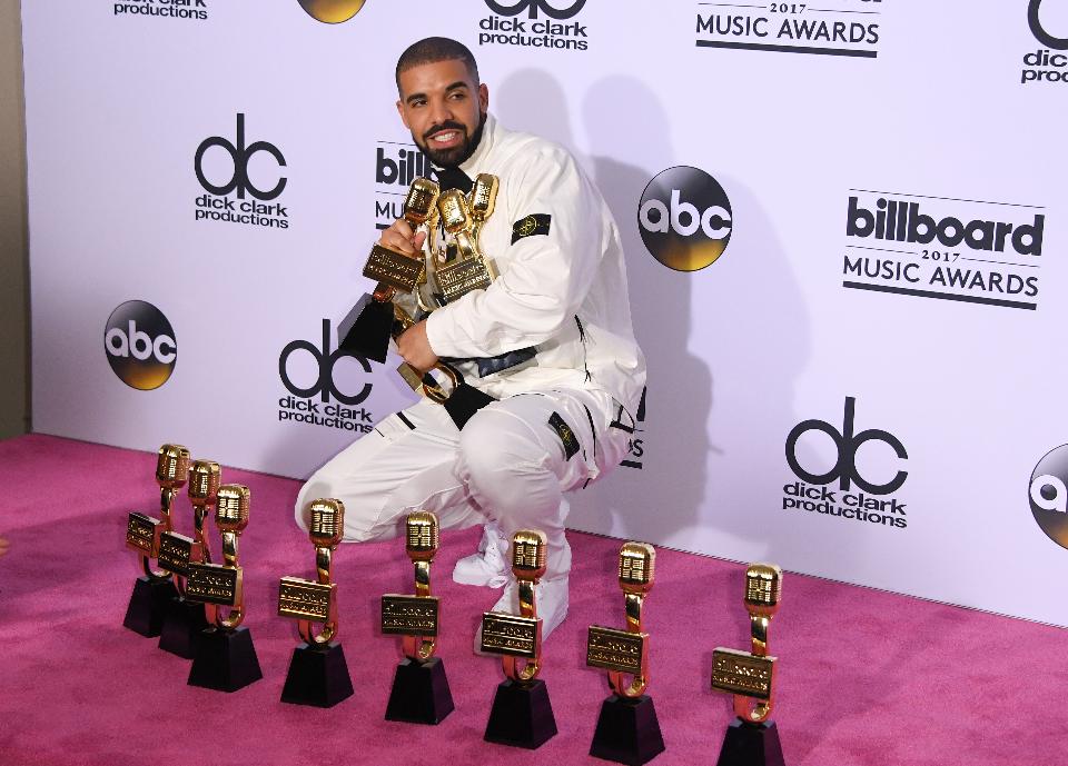 虽然 Drake 是 2017 年公告牌音乐奖的最大赢家，但颁奖礼的最大亮点却是席琳·迪翁 理想生活实验室 为更理想的生活