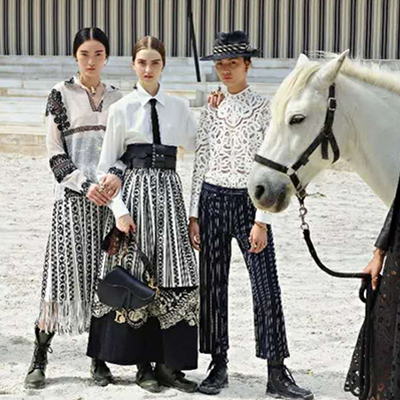 在雨中的马场，Dior 发布了 2019 早春系列