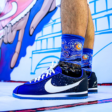 星空元素和渐变设计，我们上脚了 NIKE 这次的 Cortez 七夕限量款