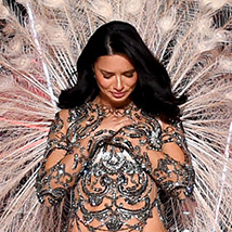 Adriana Lima 维密告别秀泪洒 T 台，众神时代真的落幕了