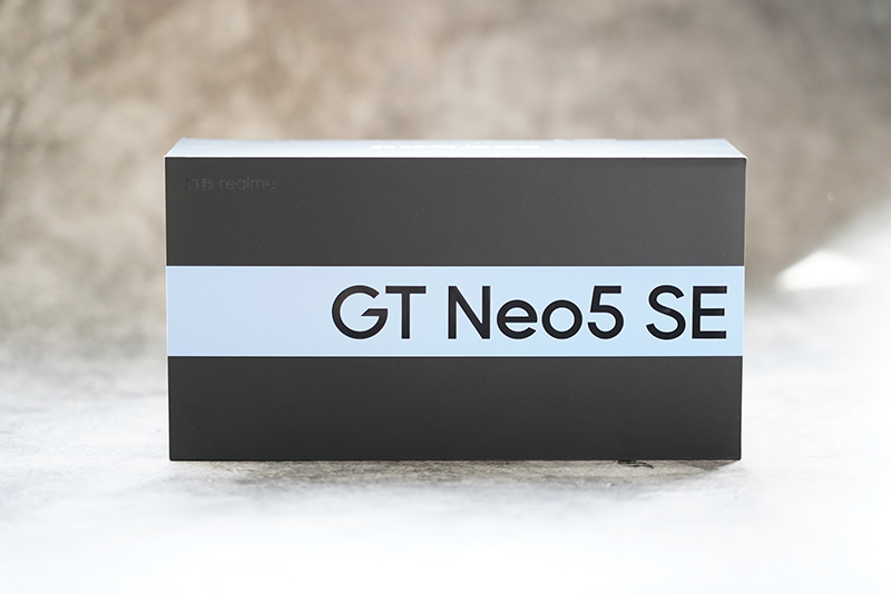 realme 真我 GT Neo5 SE 开箱：“最终幻想”的光影、性价比十足的表现 | 新科技吧