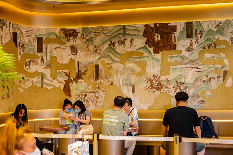 我们在上海的霸王茶姬旗舰店，感受了对“茶式新生活”的诠释