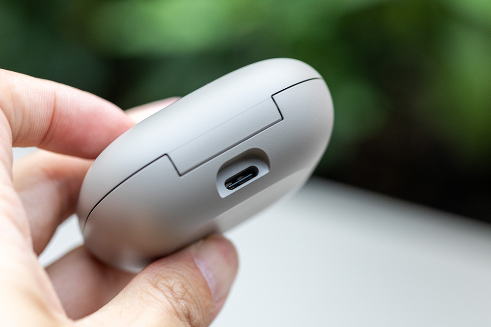 通过 USB-C 口充电
