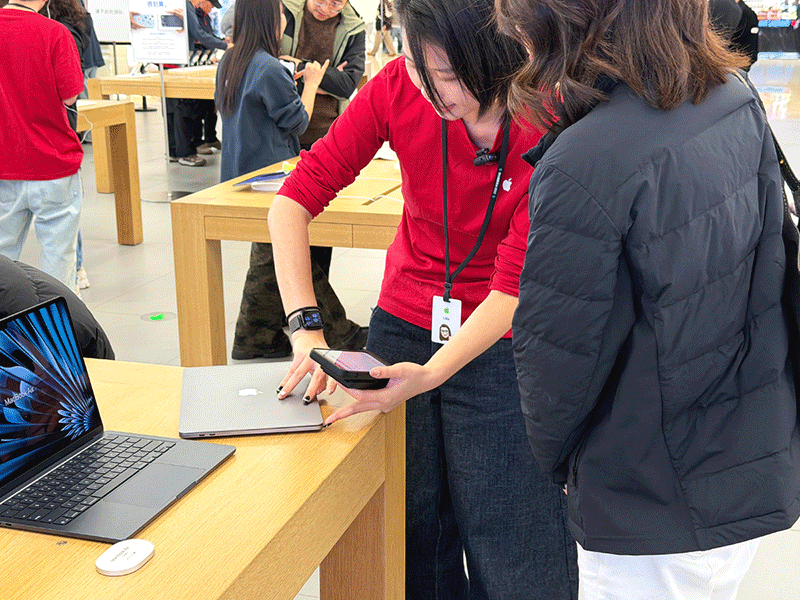 现场也有其他同学在回收