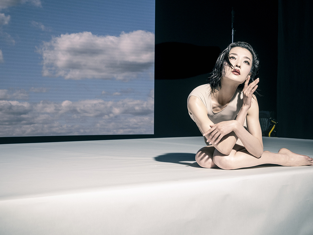 杜鹃的幕后照,她诠释了“天空”的主题