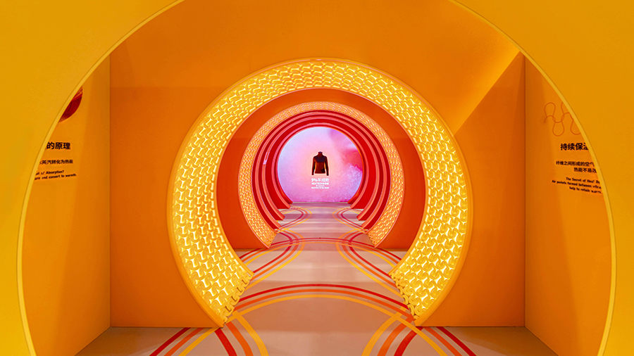 现场有一个沉浸式空间,可以直观感受多个 HEATTECH 系列带来的温暖感