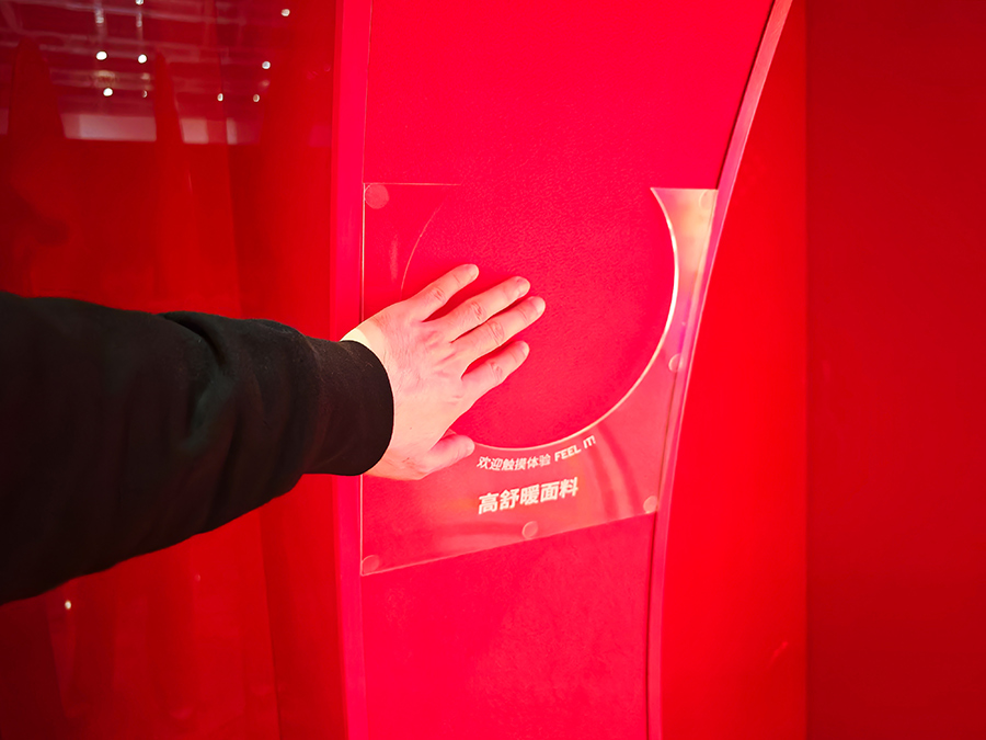 里面从轻舒暖到高舒暖,多种温暖级别的 HEATTECH 面料都可以直接触摸感受