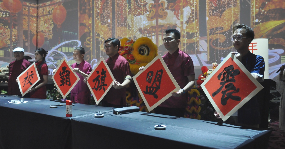 揭晓仪式上还有多位书法家现场写了 10 个入围汉字 ©余坤恬