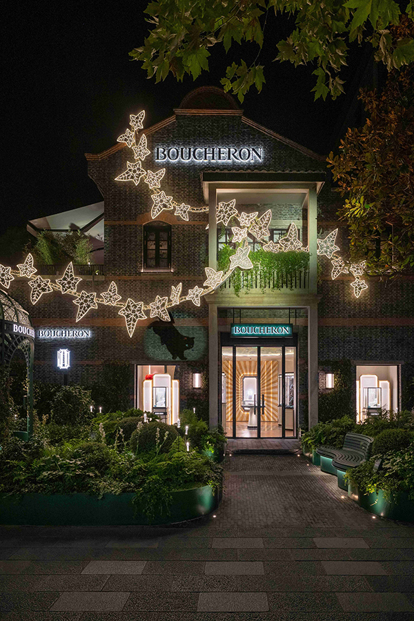 还可以留意上面投影的 Wladimir 猫,这是宝诗龙又一个标志性的形象,最早于 19 世纪末出现在了宝诗龙的产品上