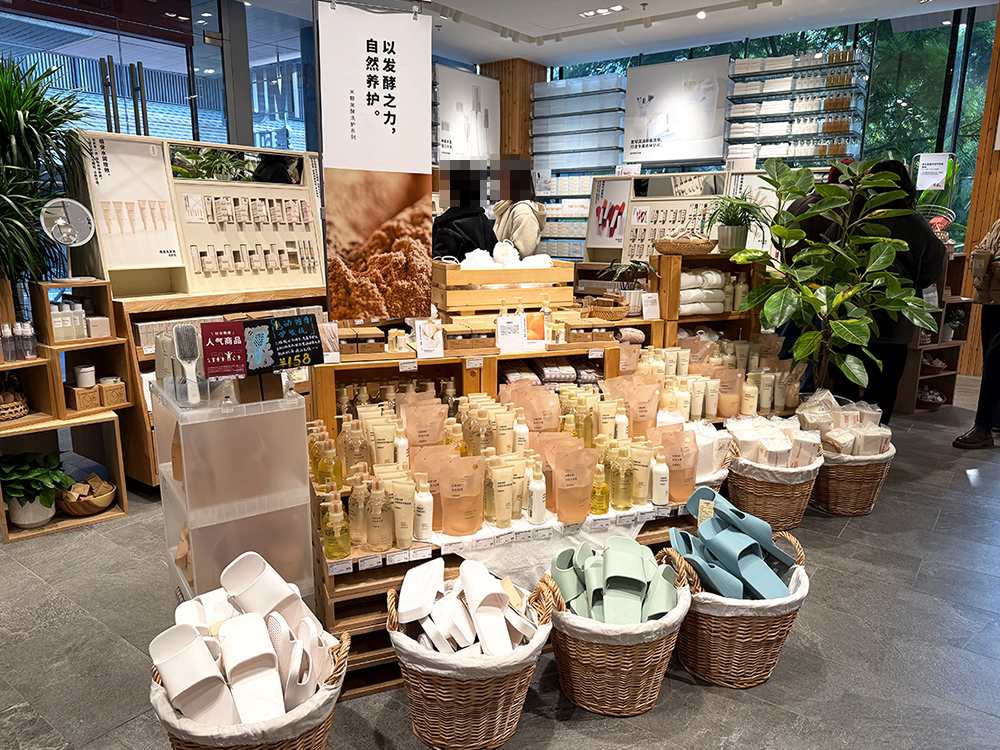 上市后大卖的米糠发酵系列旁边放了浴室拖鞋,特别自然而然
