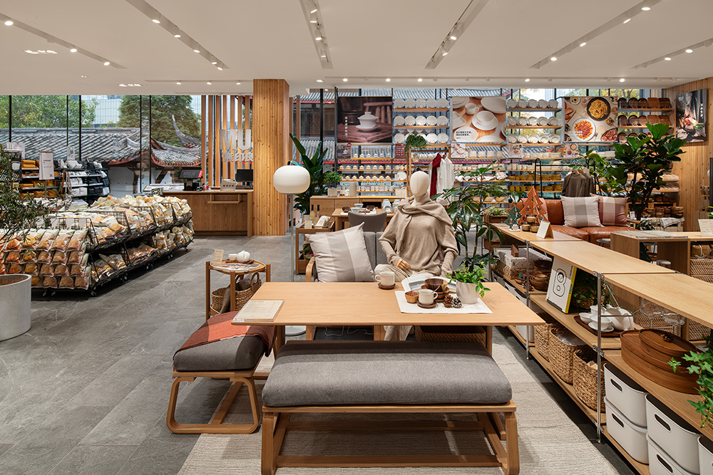 在店内,很多陈列都是营造了一个真实的生活场景