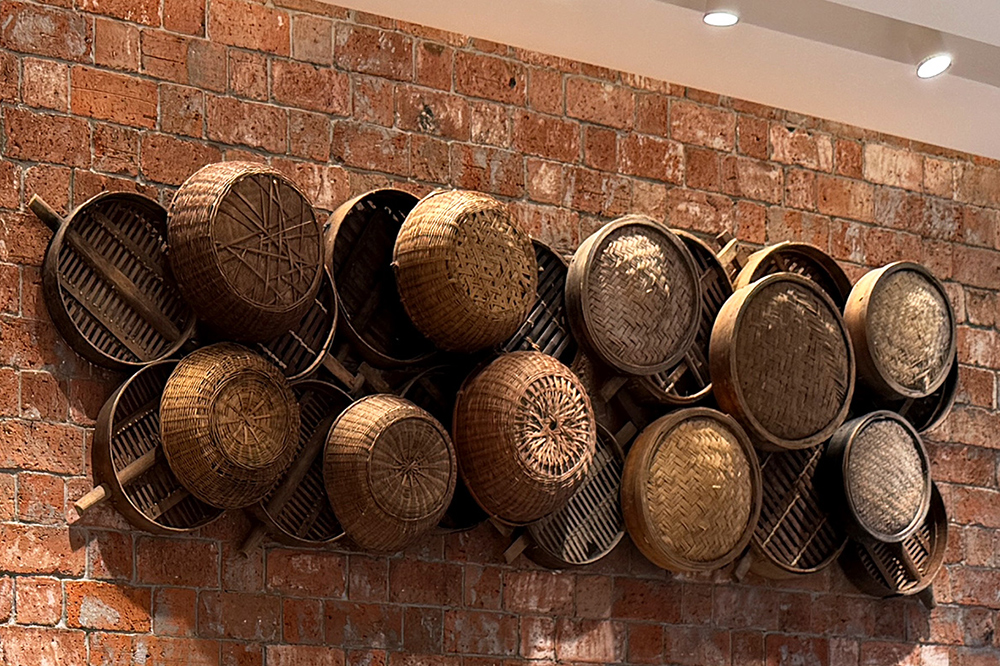 墙上作为装饰的,也都是大家非常熟悉的竹制品