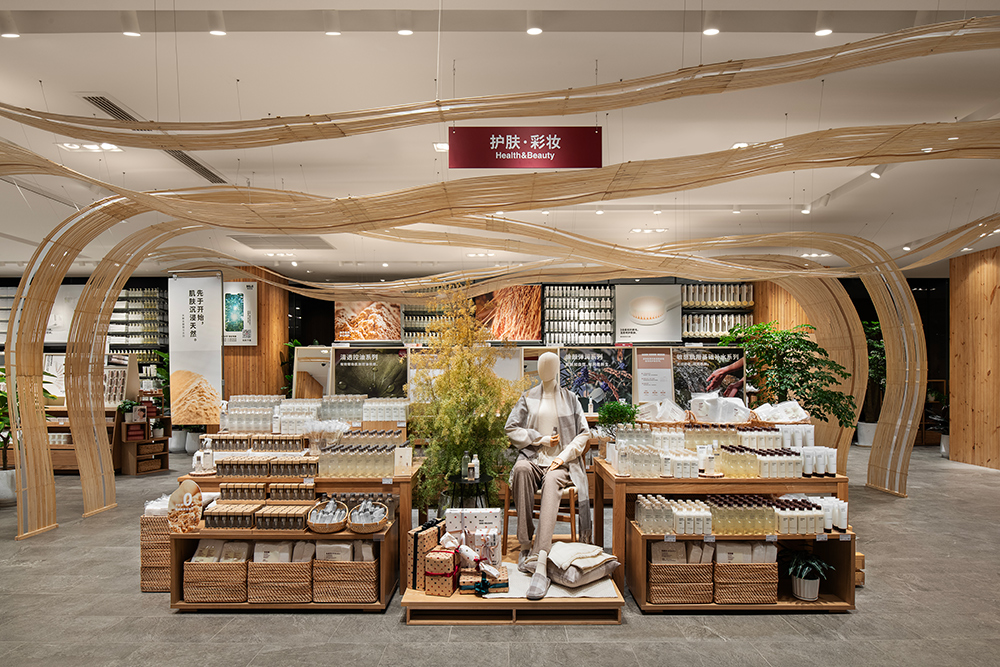 头上有竹篾编的“飘带”