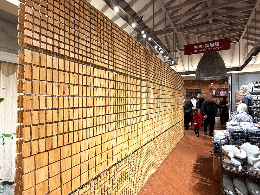 M 层试衣间外面的“凉板席”墙