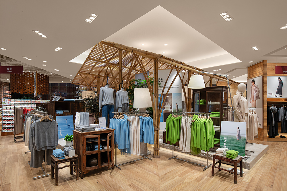 限定色羊毛羊绒服装的陈列。也可以留意旁边的 Artemide 的 Tolomeo Floor Mega 灯,是正品,很厉害(非常不便宜。但这甚至还不是这家店里最贵的灯)