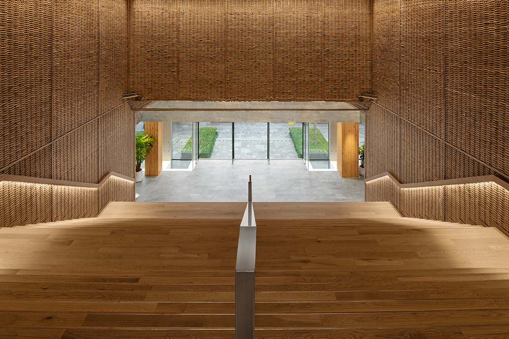 很多顾客会在台阶上坐下休息,看着落地玻璃幕墙外面的街道,有种独特的对这座城市的参与感