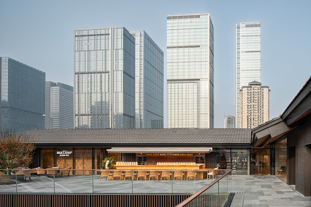 是酒吧吧台,也是餐厅坐席、“一人食”的好位置