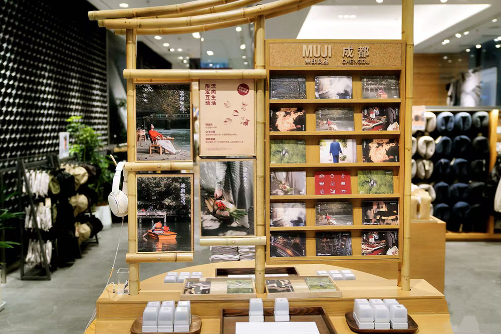 试试戴上旁边的耳机听听看吧