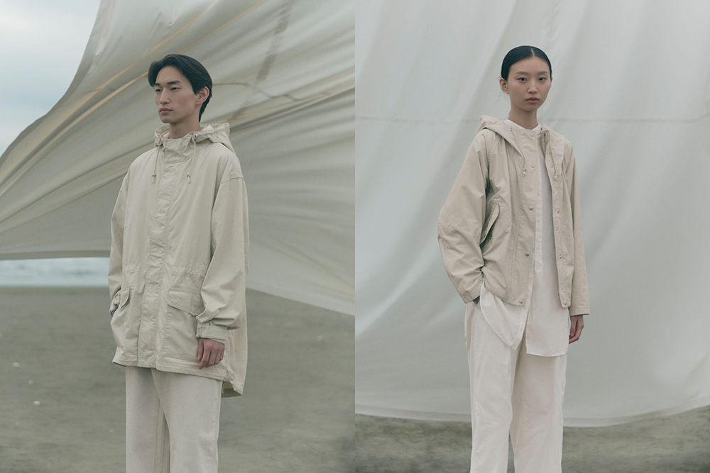 左边是棉质轻帆布的连帽夹克,右边是棉质轻帆布的连帽外套,定价分别是 898 和 698 元