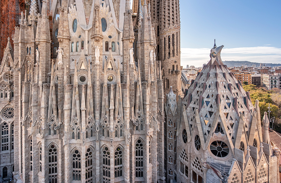 右边墙上有“Lloança”(赞美)字样的是圣器收藏室