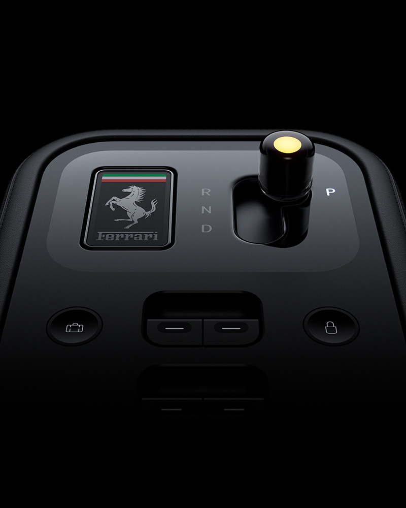 车钥匙放入底座,上面的“法拉利黄”会从车钥匙“流出”,注入到整个座舱