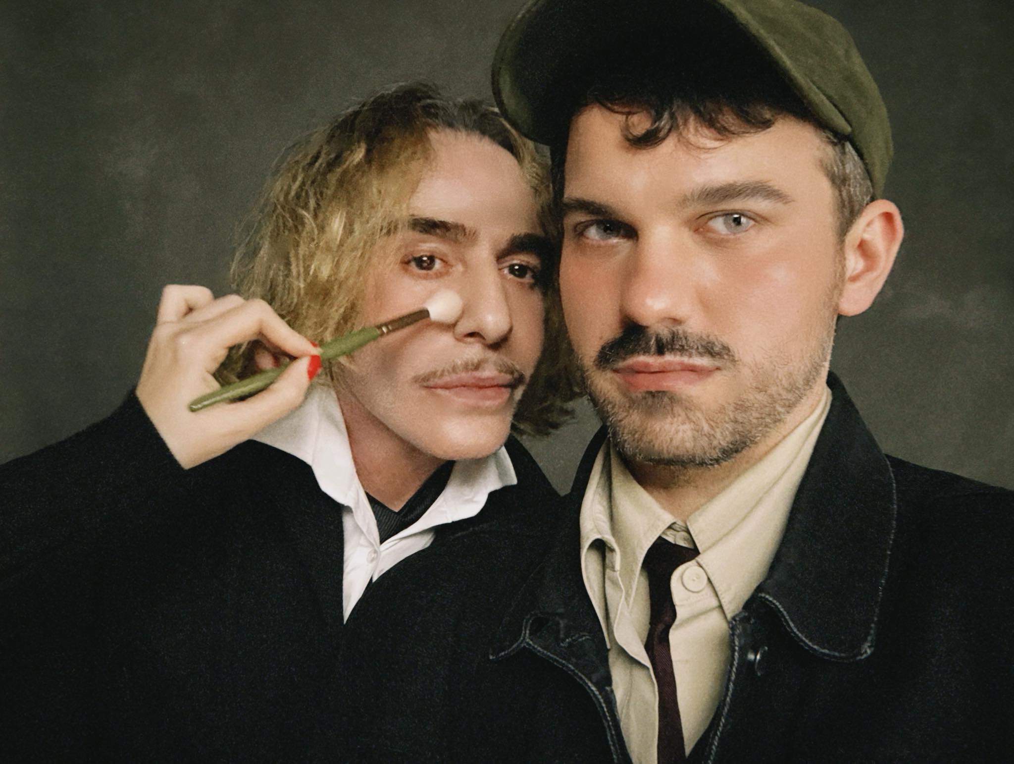 Szilveszter Makó 分享了和(不戴帽子的)John Galliano 的合照,Szilveszter Makó 表示“刚刚和当今乃至上个世纪最具影响力设计师之一的 John Galliano 合作了”