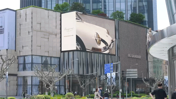 最近在户外大屏上也已经能看到 Bonpoint 联名企划的露出了