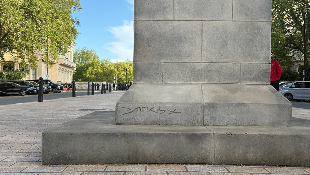基座上的签名 ©GraffitiStreet