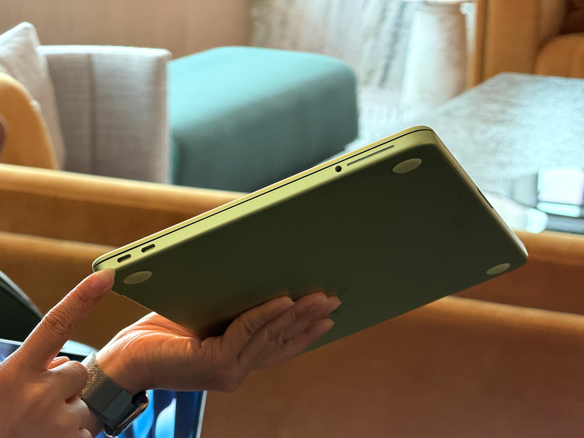 侧面,MacBook Neo 扬声器是靠前的