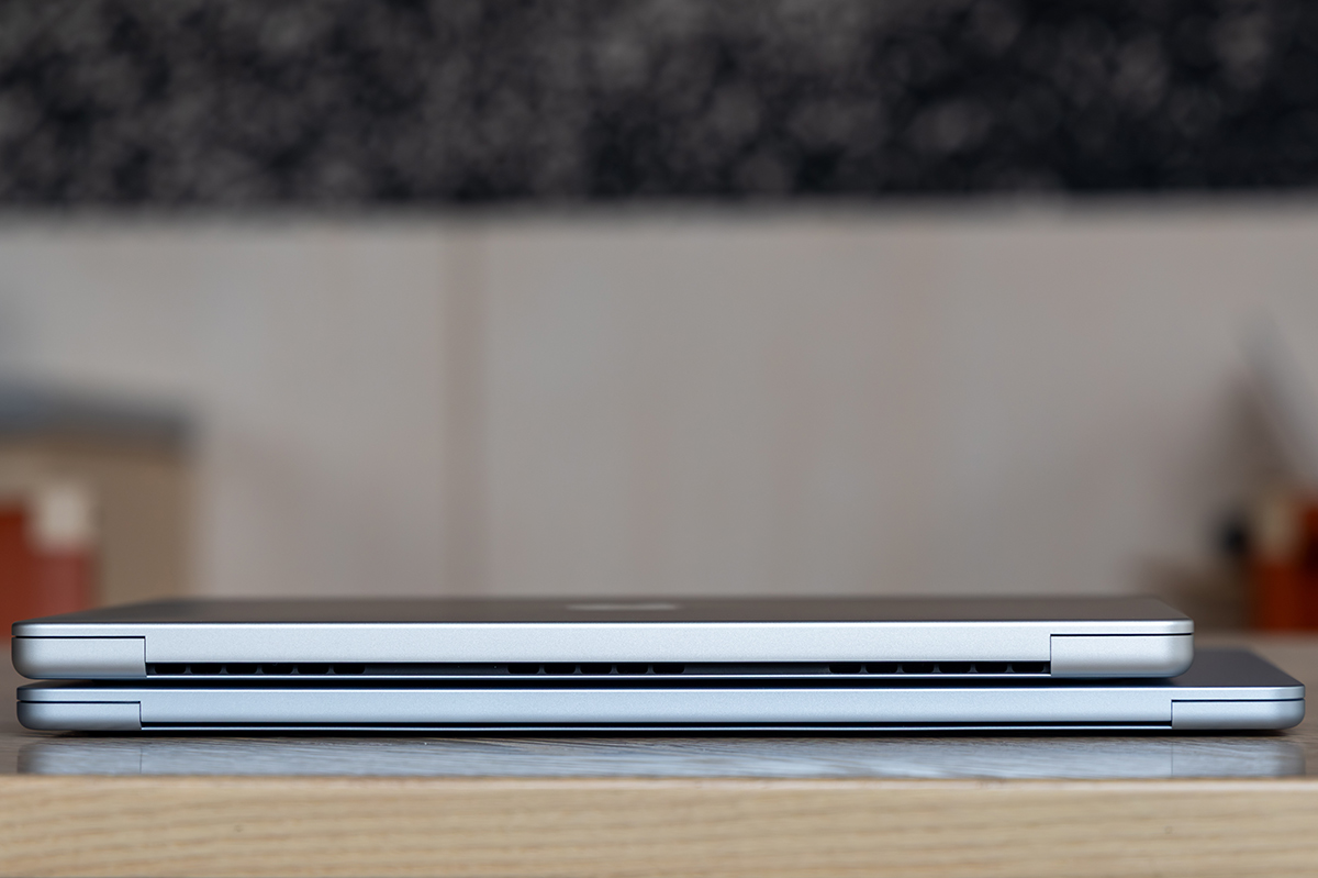 14 英寸 MacBook Pro 和 15 英寸 MacBook Air 尺寸上的对比