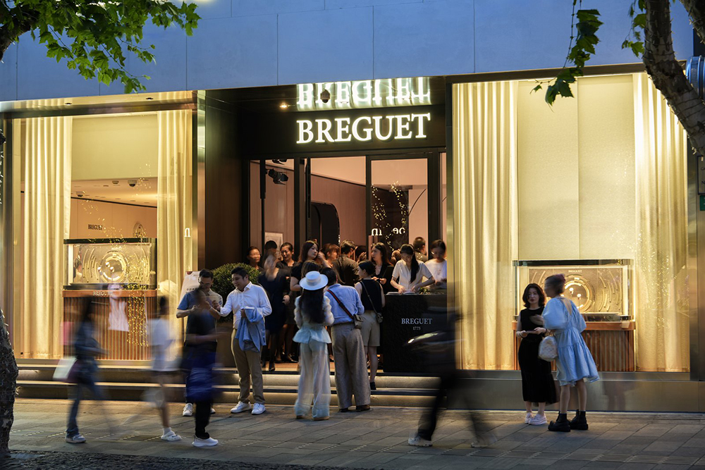 2013 年开业的宝玑上海新天地旗舰店是一家标志性精品店