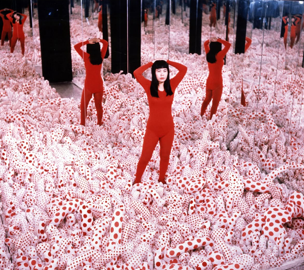1965 年,草间弥生和自己的首件镜屋作品《Infinity Mirror Room - Phalli's Field》