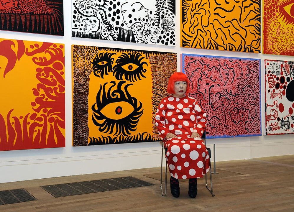 2011 年,草间弥生在泰特现代美术馆的个人个回顾展现场