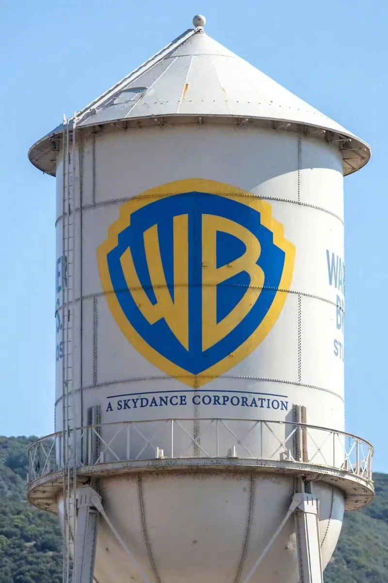 交易完成后,华纳兄弟伯班克片场(Warner Bros. Studios Burbank)那座著名的水塔的“WB”标志下增加了 Skydance 公司字样
