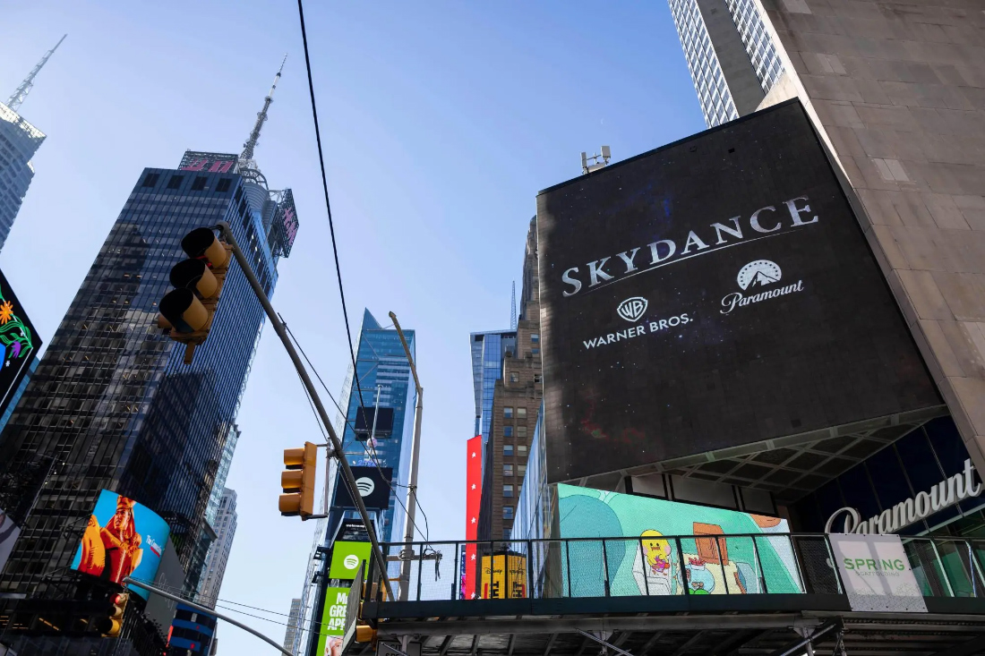 纽约时代广场派拉蒙公司办公楼外的 Skydance 广告牌 ©美联社