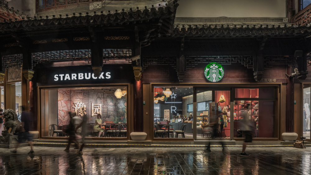 星巴克臻选上海豫园非遗文旅店,融合了“上海灯彩”这一非遗技艺