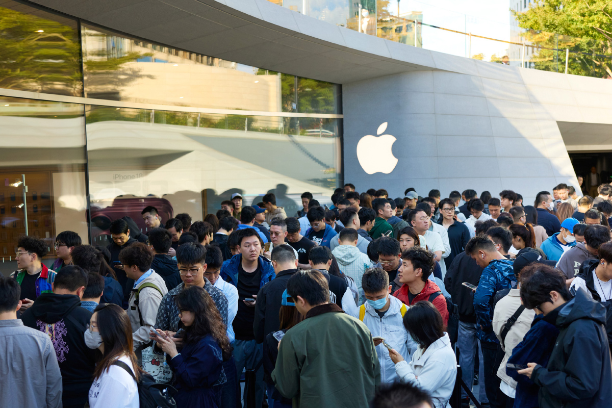 iPhone Duo 发售现场,还是相当火爆的