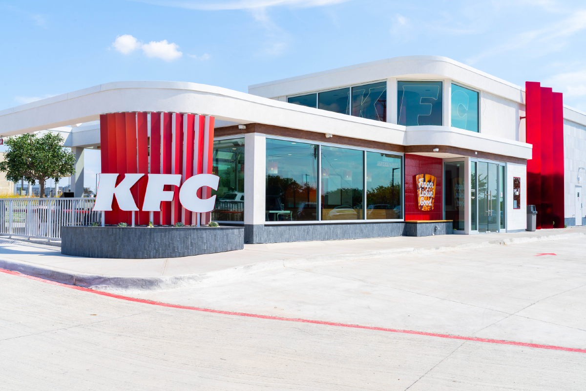 刚过去的 9 月 26 日,肯德基在得州麦金尼(McKinney)开出新一代餐厅“Open House”,店铺面积约 315 平方米(3400 平方英尺),能容纳 52 位客人,店内强调人性化和数字化的结合,也以“开放式菜单”来尝试新口味
