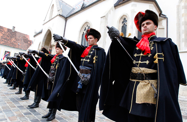 在萨格勒布市的圣马可广场,身穿传统制服的克罗地亚士兵正在举行