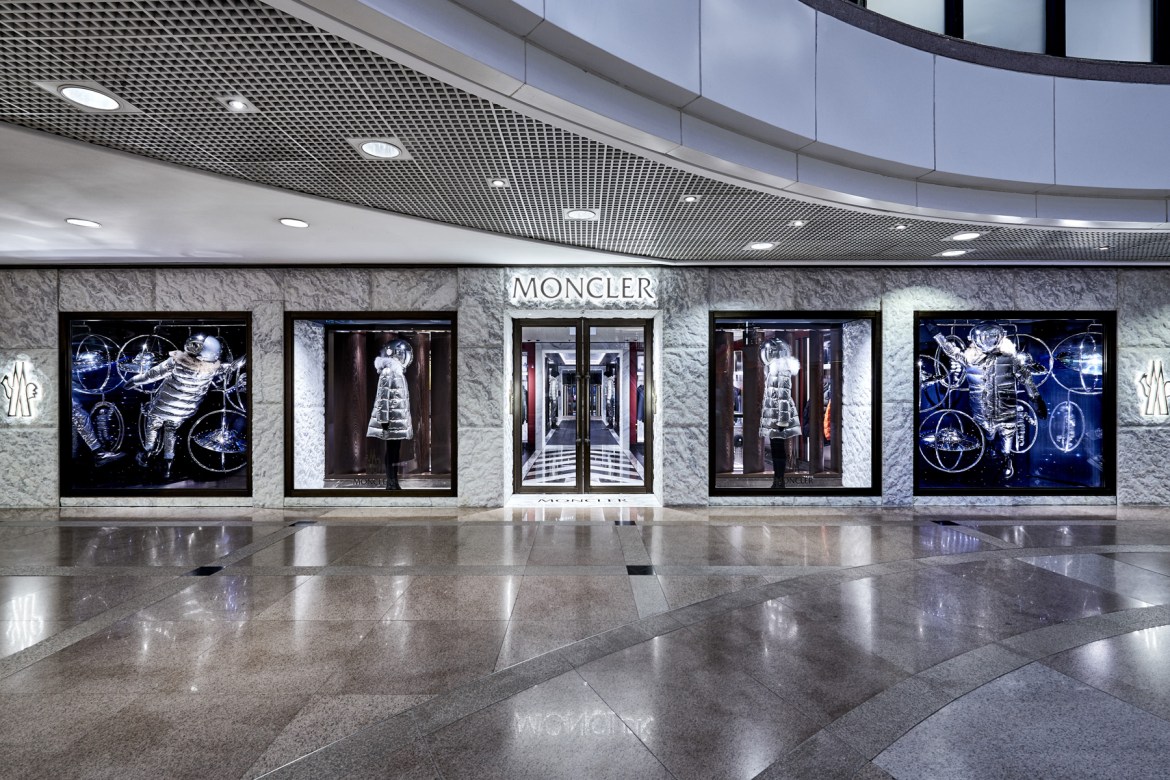 moncler在香港海港城开出的亚太区旗舰店也是品牌史上面积最大的单层