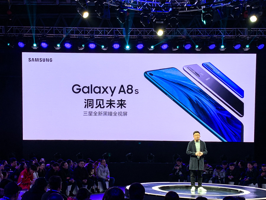 三星正式发布 galaxy a8s,有首款打孔屏的强势也有山寨 supreme 的