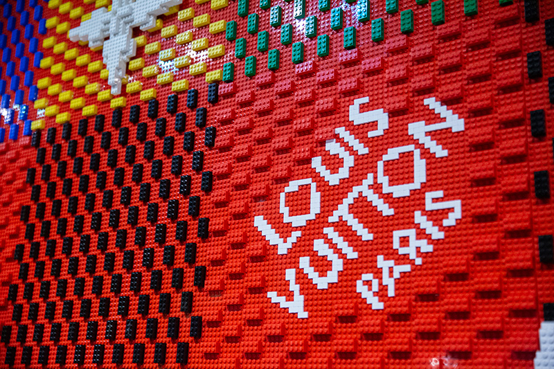 Louis Vuitton 全球门店的圣诞季布置亮相了，这次是用乐高积木拼砌的