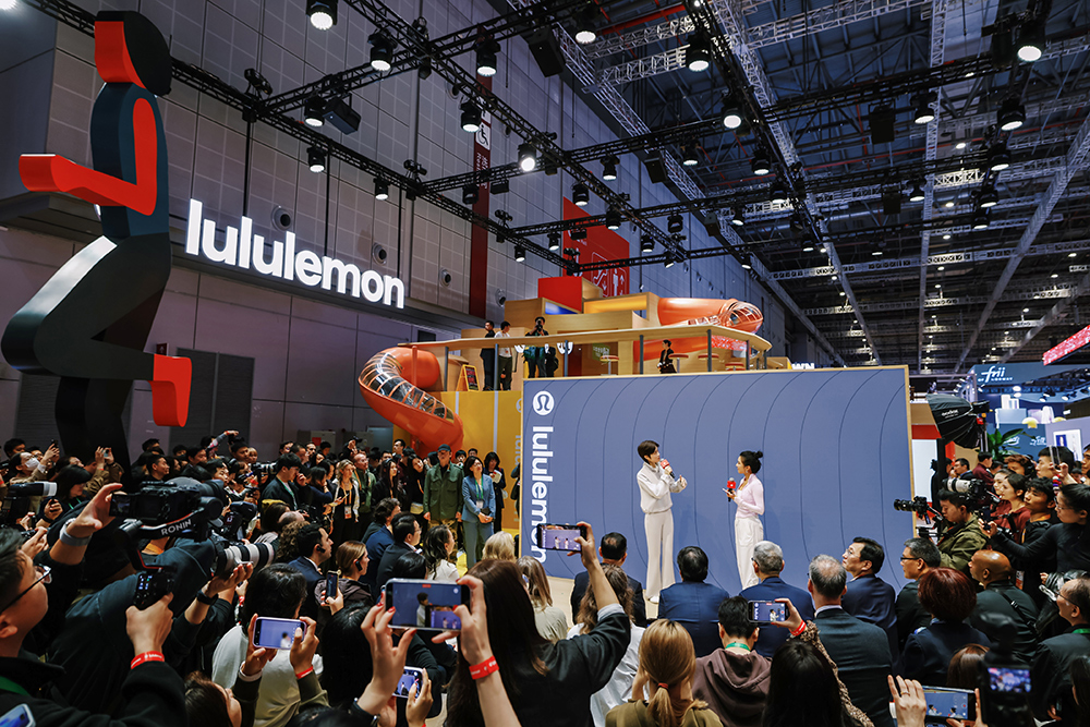 作为 lululemon 品牌大使的李宇春这次也首次在进博会亮相